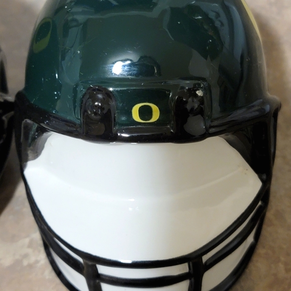 Out of the Woods Oregon Ducks Collegiate Football Salt & Pepper Shakers - Picture 3 of 4